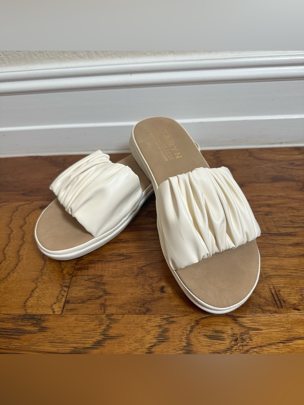 Taryn by Taryn Rose Women's Alabaster White Ruched Slide Sandals Size 9